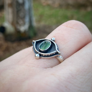 Green Serpentine Shadowbox Eye Ring / Size 8.75